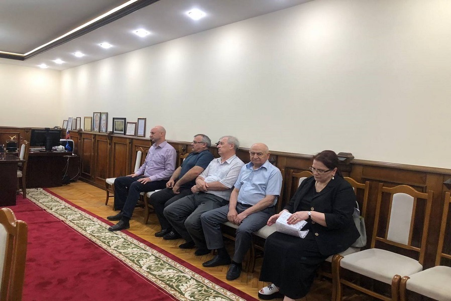 Рамазан Джафаров провел выездное совещание по вопросу ликвидации последствий ЧС в Буйнакске